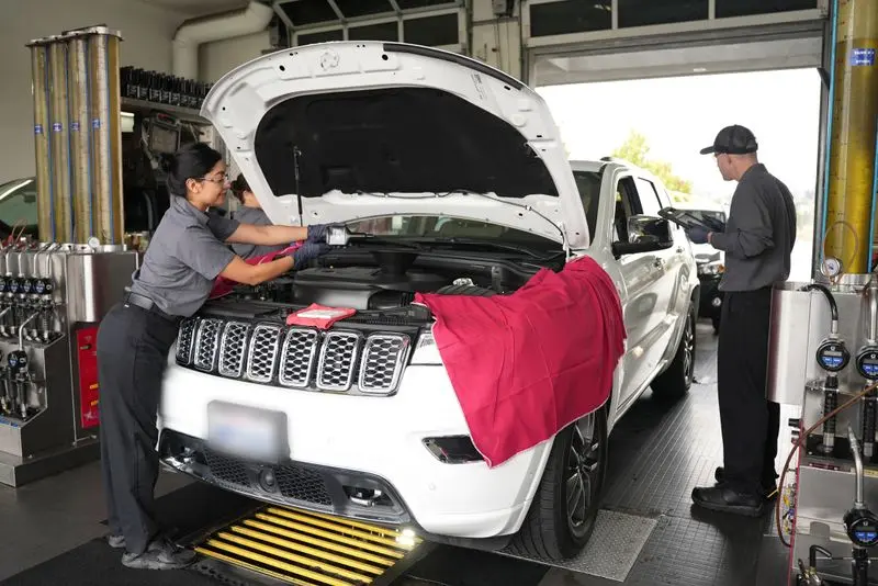 Two Oilstop technicians doing a 33-point inspection