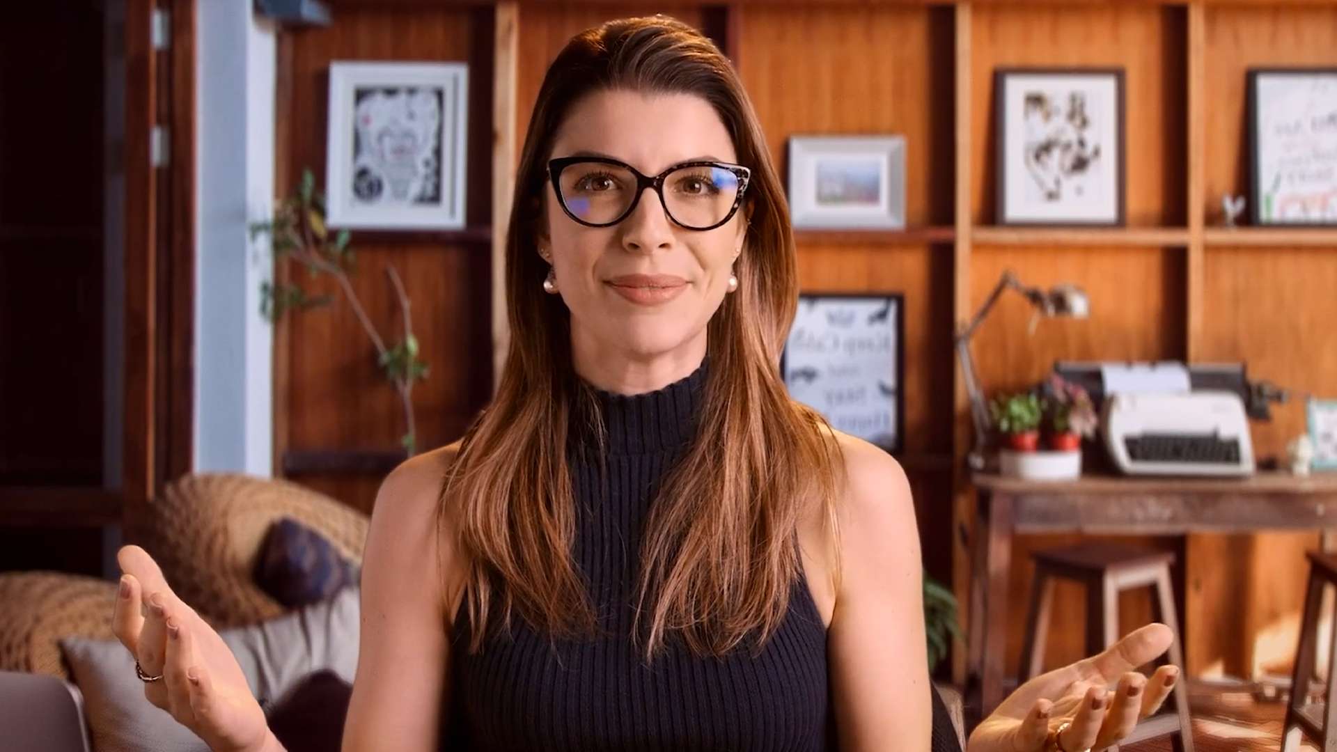 Frame mostrando Lara Brenner em uma aula do Núcleo de Formação da Brasil Paralelo