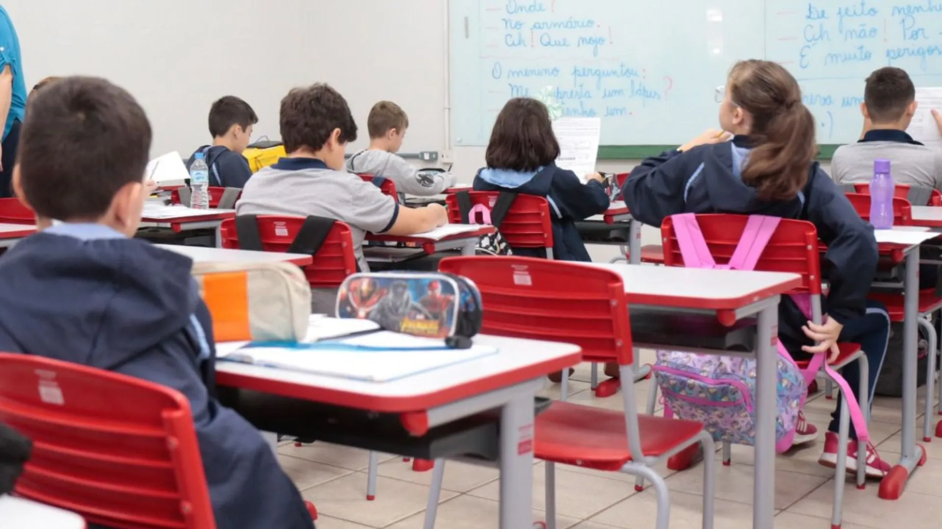 crianças em uma sala de aula do ensino estadual.