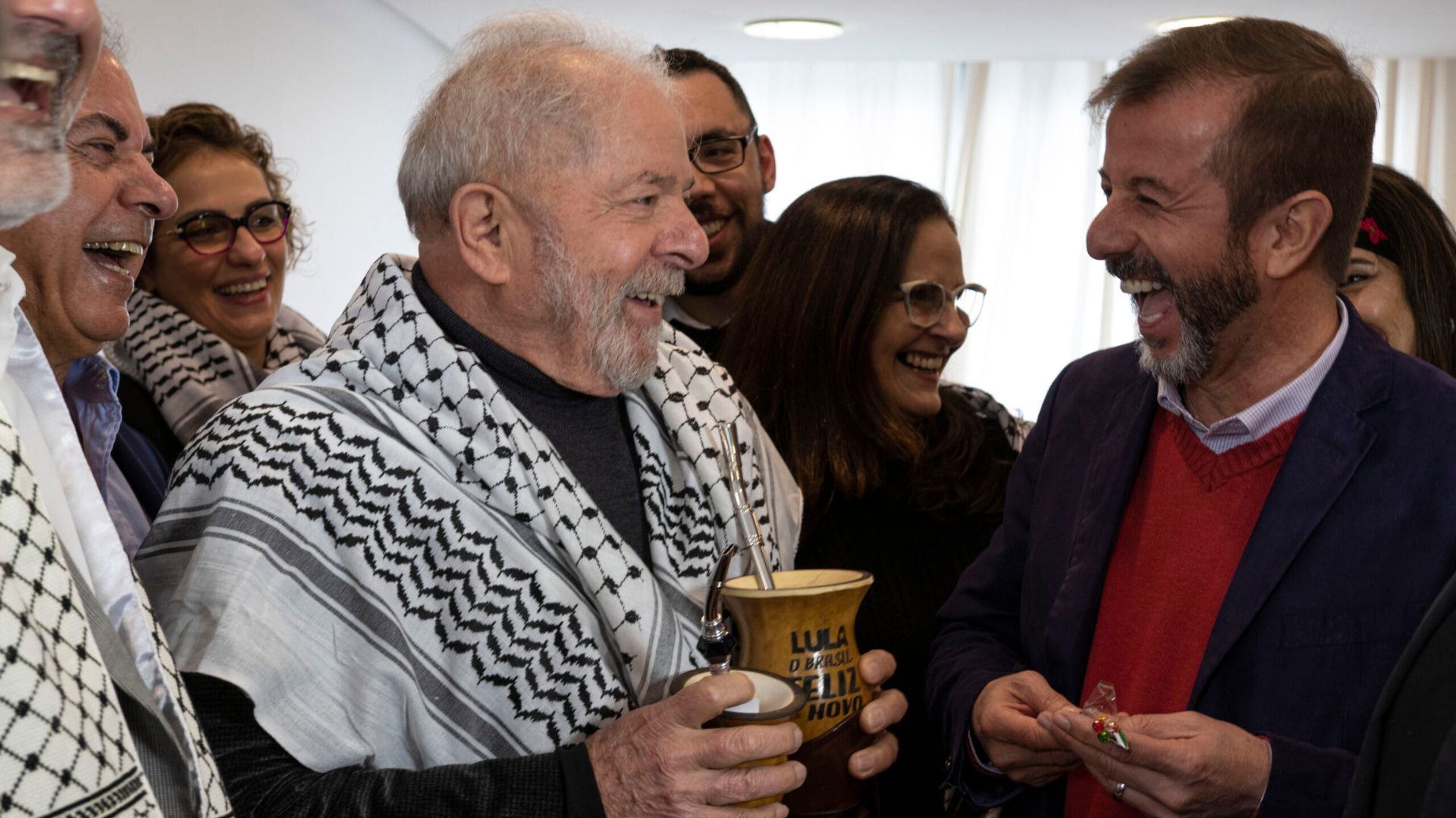 Lula vestindo o tradicional lenço palestino para receber prêmio da FEPAL