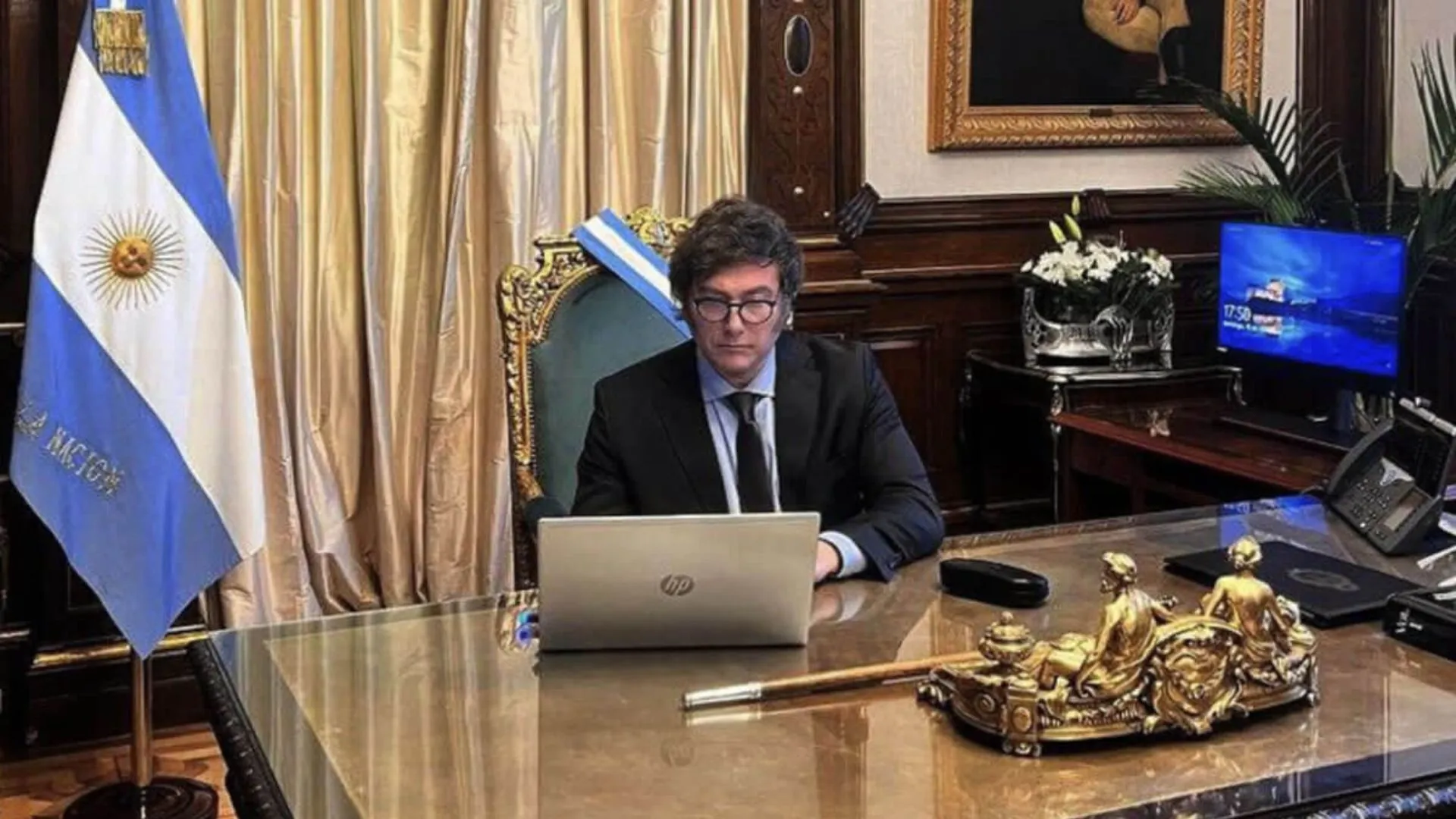 Milei trabalhando em um computador.