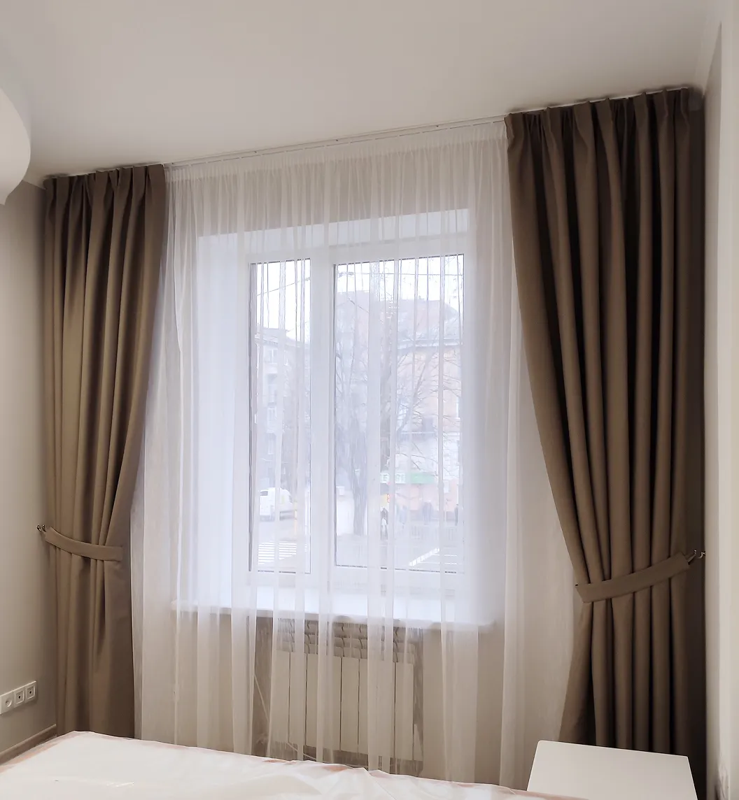 Коричневі штори в інтерʼєрі
