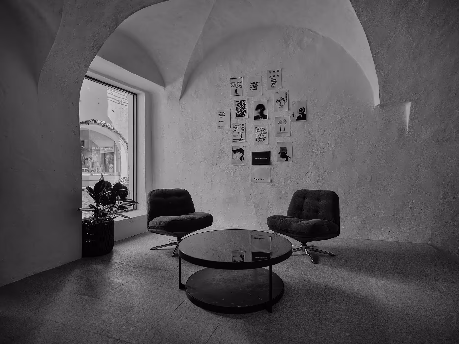 be.performance – Agentur für Websites, Branding und digitales Marketing in Südtirol, moderner Büroraum mit Designmöbeln