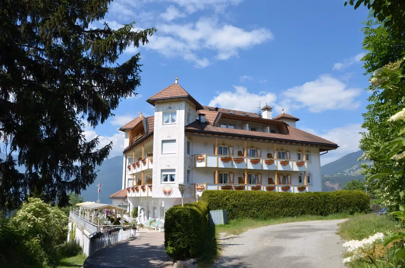 Branding- und Webdesign-Projekt für Hotel Roduna – traditionelles Südtiroler Hotel mit dekorierten Balkonen und Panoramablick in sonniger Lage