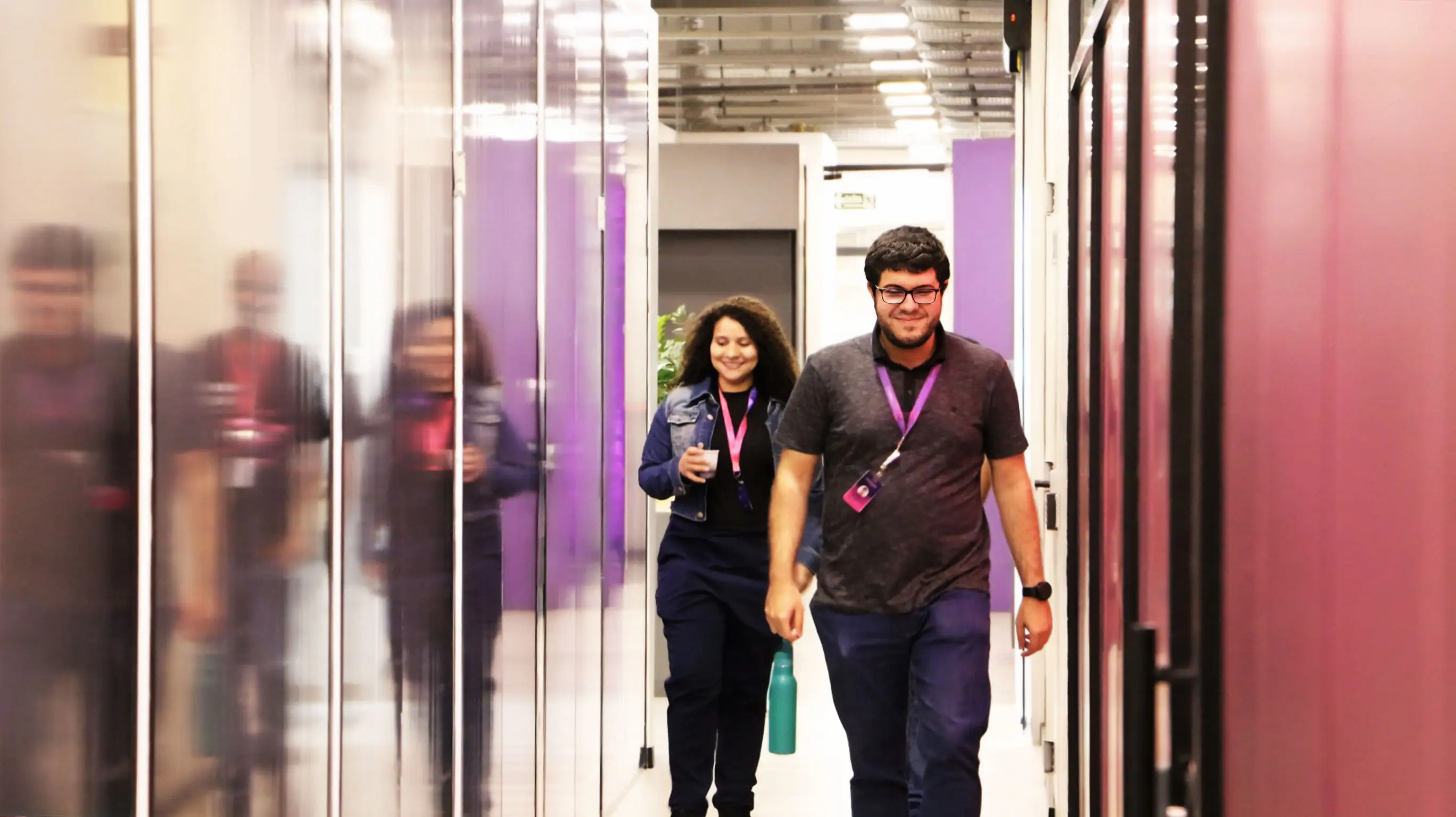 Dois Ventureiros andando pelos corredores da sede da empresa