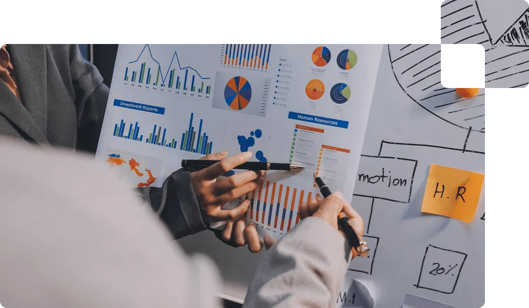 Pessoas estão analisando e planejando estratégias a partir de gráficos