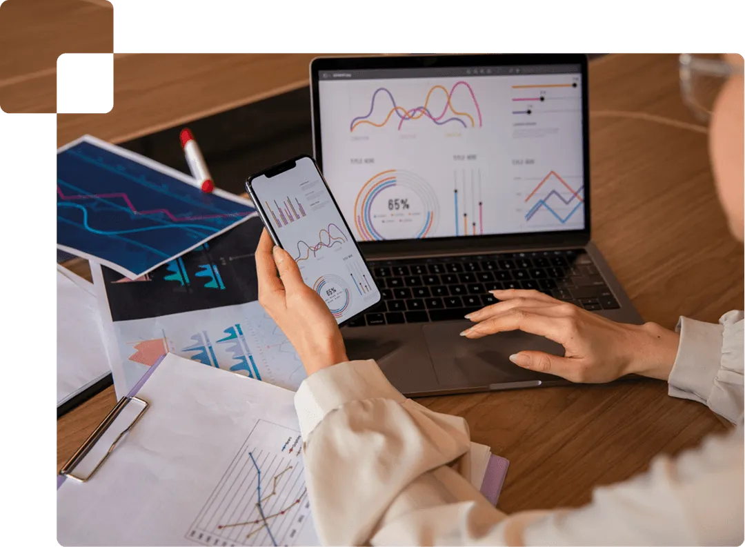 Trabalhador de escritório usando gráficos de finanças