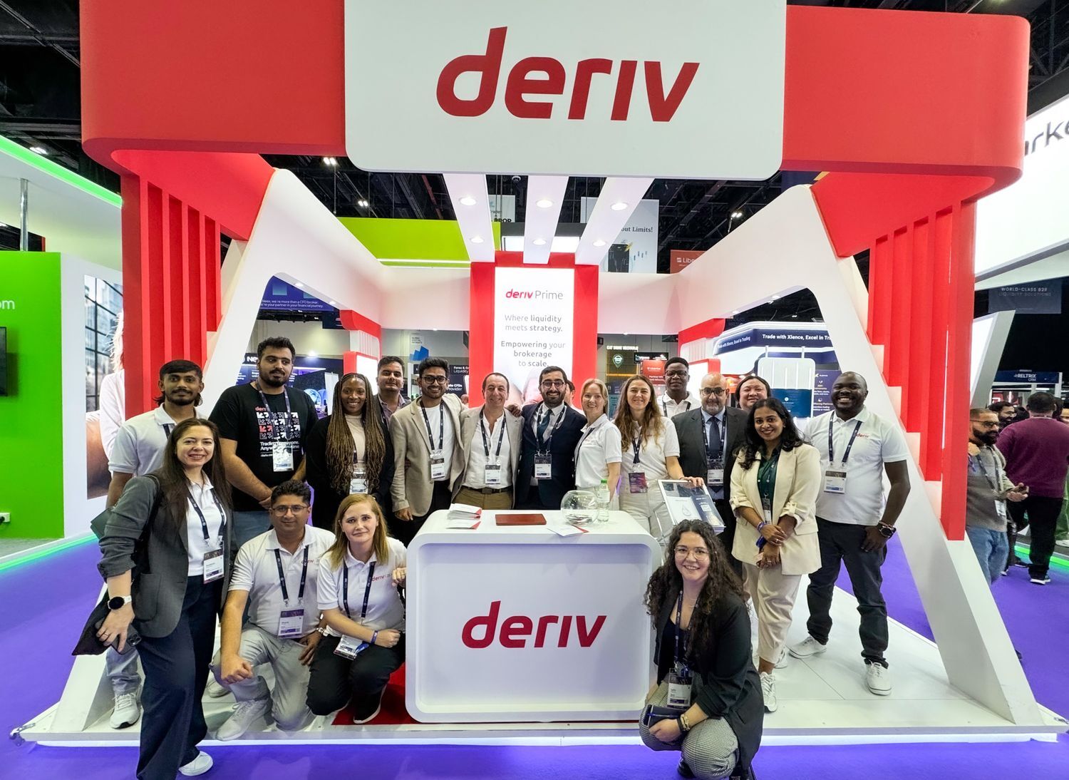 فريق Deriv في حدث عالمي للتكنولوجيا المالية، يعرض حلول السيولة لـ Deriv Prime والتزامه بنمو الوساطة.