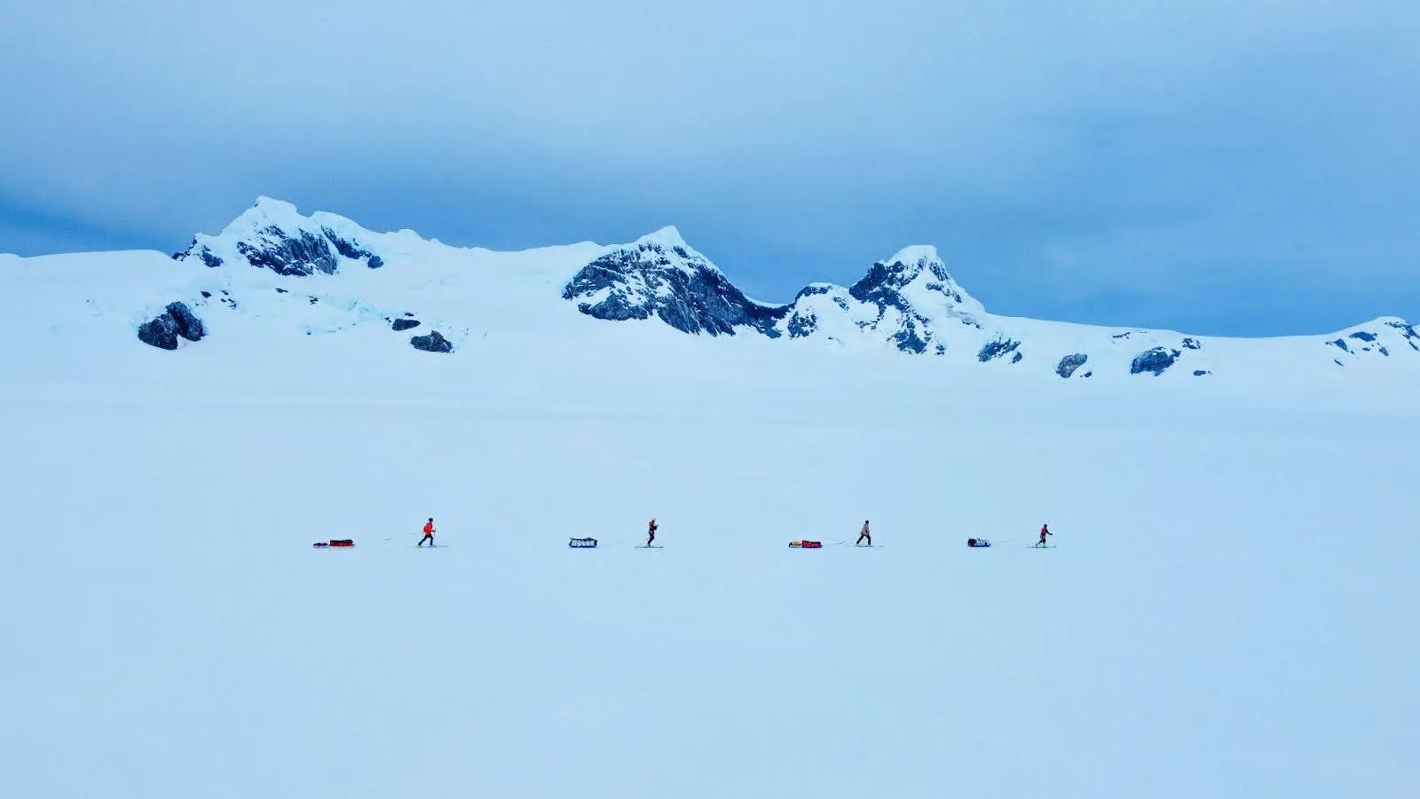 مستكشفون فرنسيون يتنقلون في الأراضي المتجمدة لبعثة Kahuna.