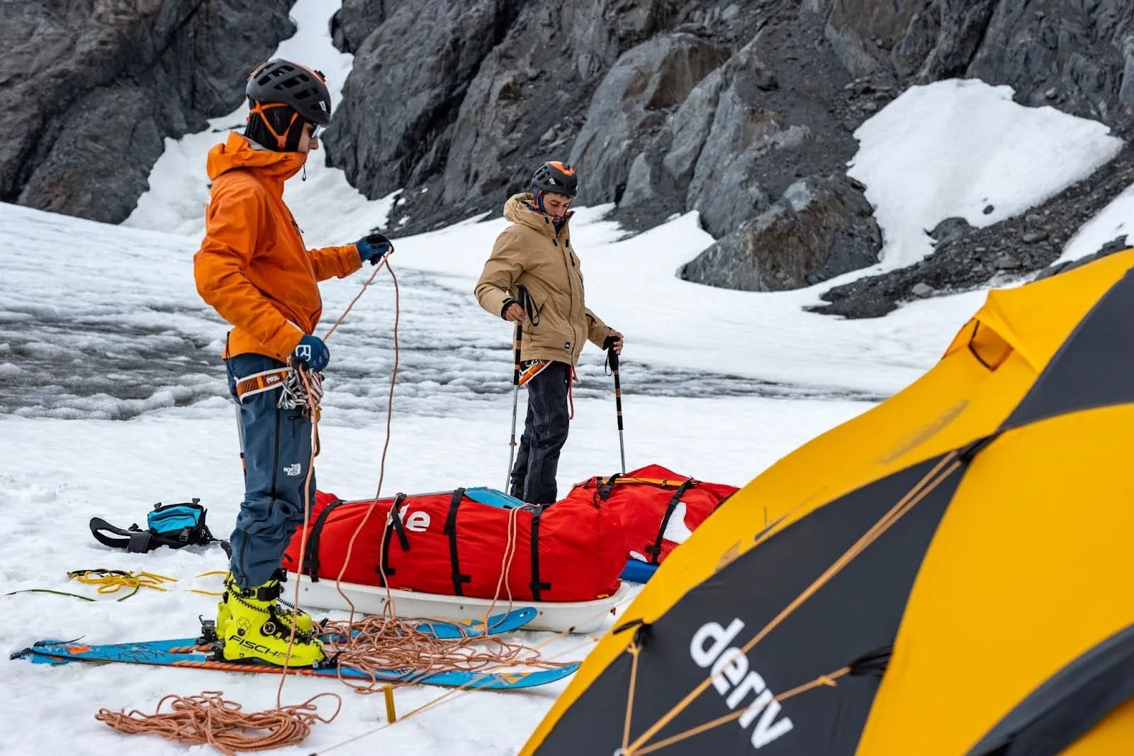 فريق Kahuna يستعد لرحلتهم الاستكشافية.