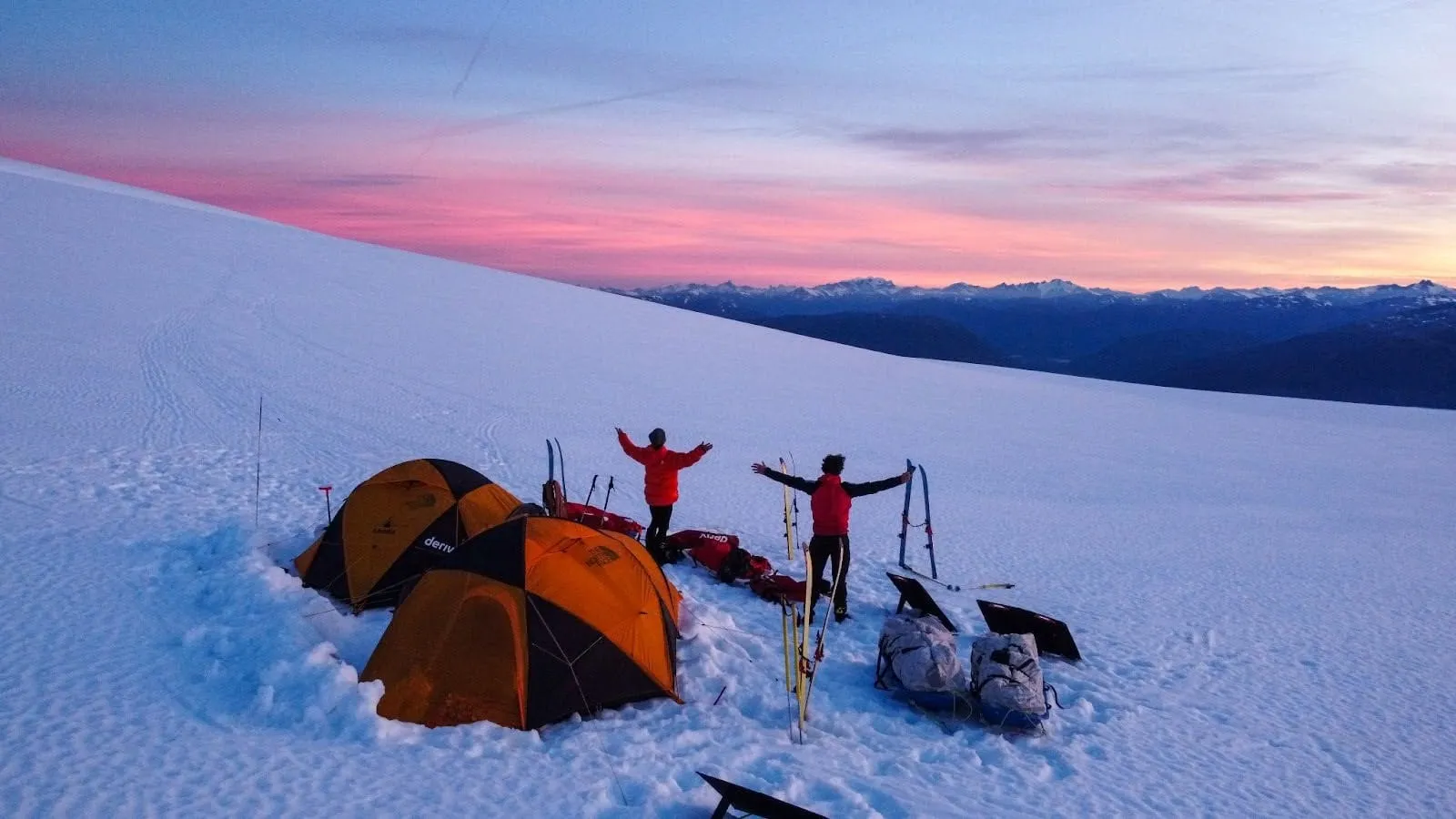 فريق Kahuna يستمتع بمشاهدة شروق الشمس في Campo de Hielo Continental Sur.