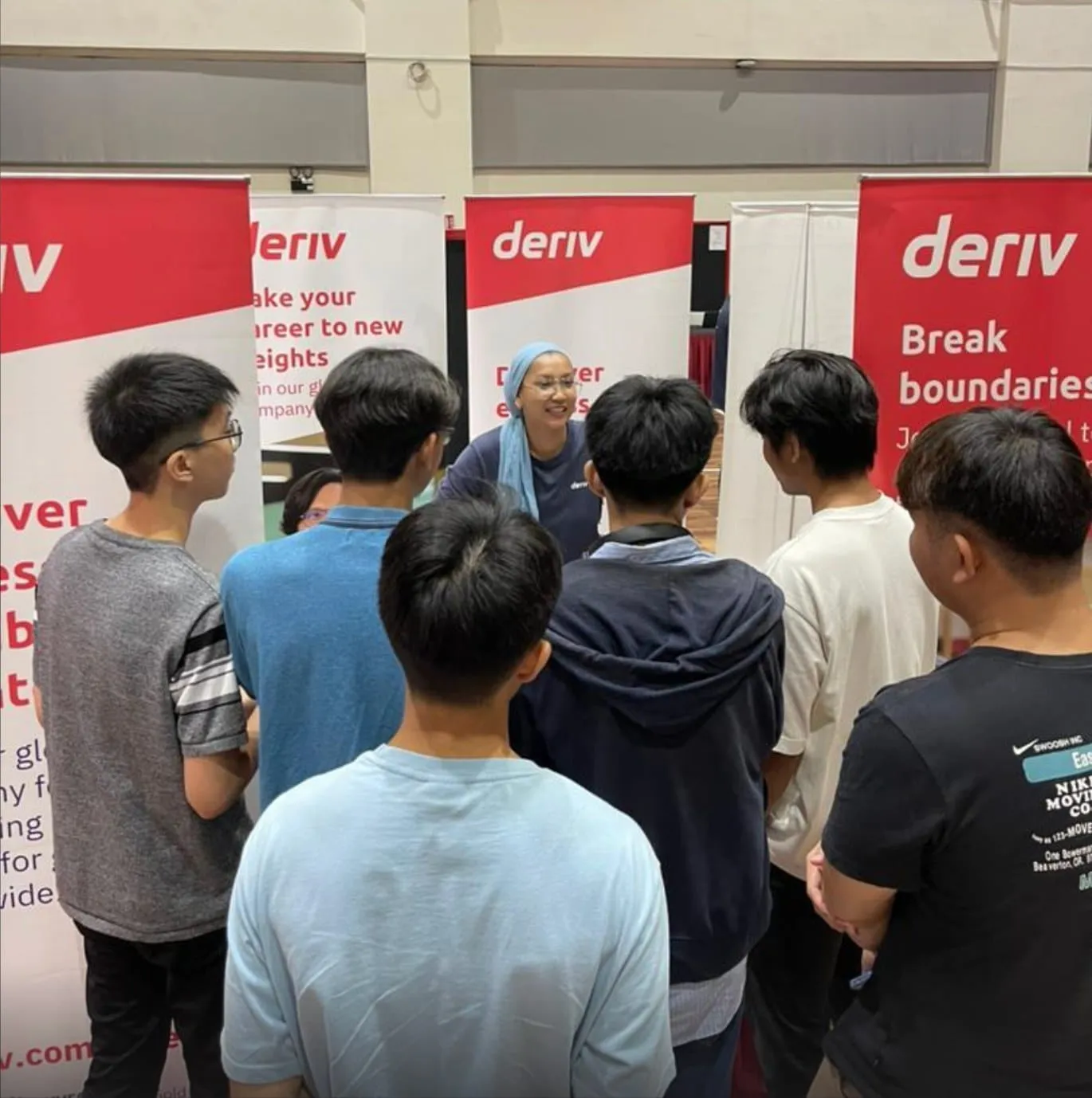 ممثل الموارد البشرية في Deriv يلتقي مع الطلاب في مؤتمر Taylor's NexTech.