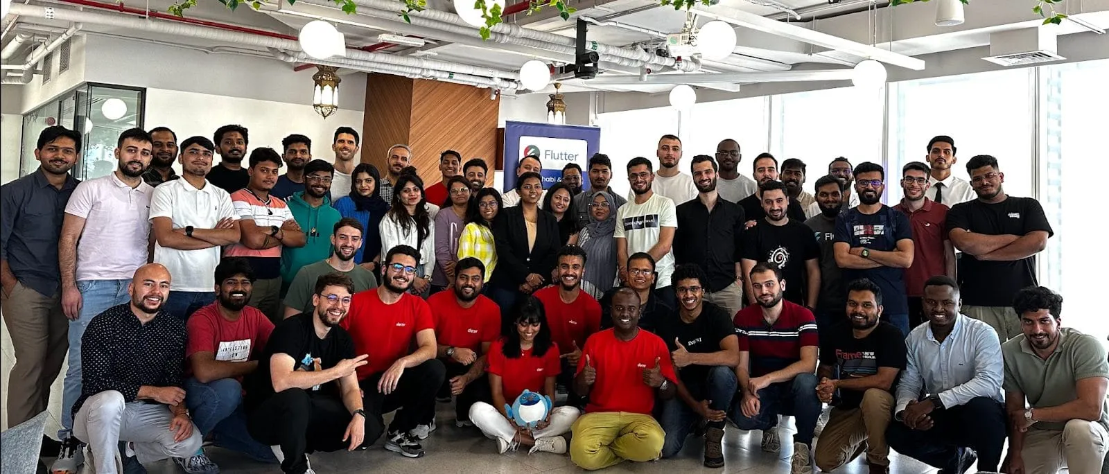 صورة جماعية لمجتمع Flutter في مكتب Deriv بدبي
