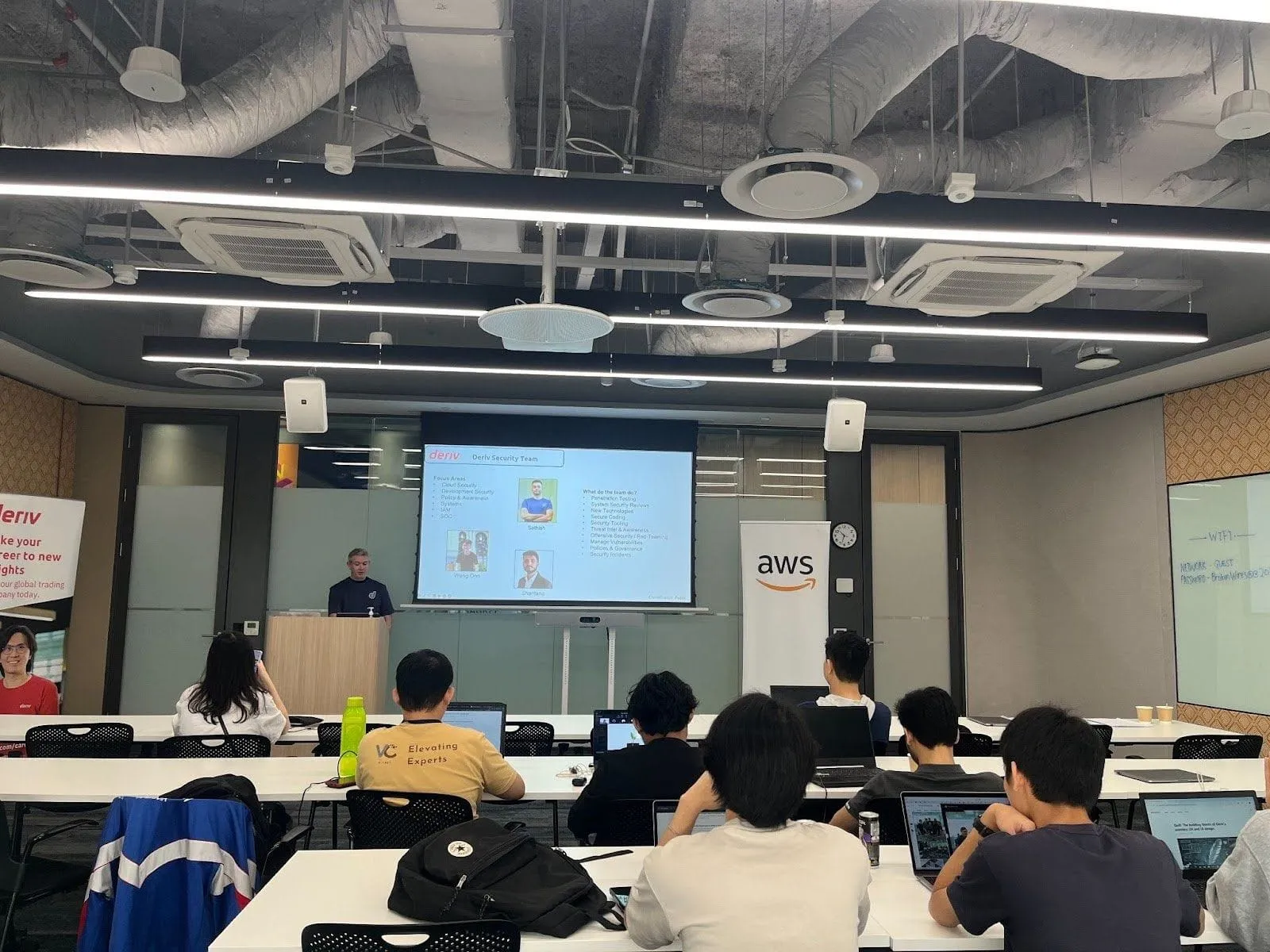 ديفيد آشر، نائب رئيس الهندسة في Deriv، على المسرح يقدم أمام الجمهور.