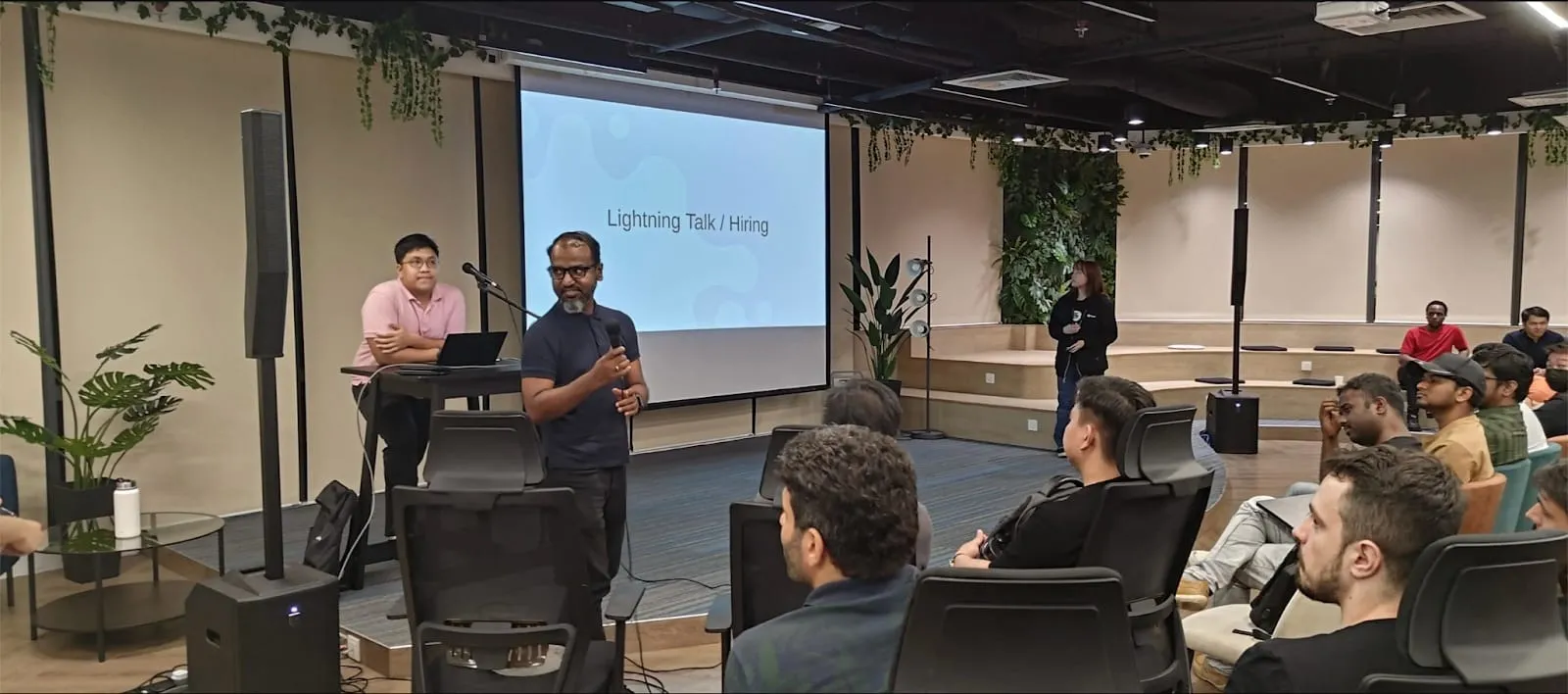 شارك الحاضرون في جلسة نقاش بعنوان "Lightning Talk".