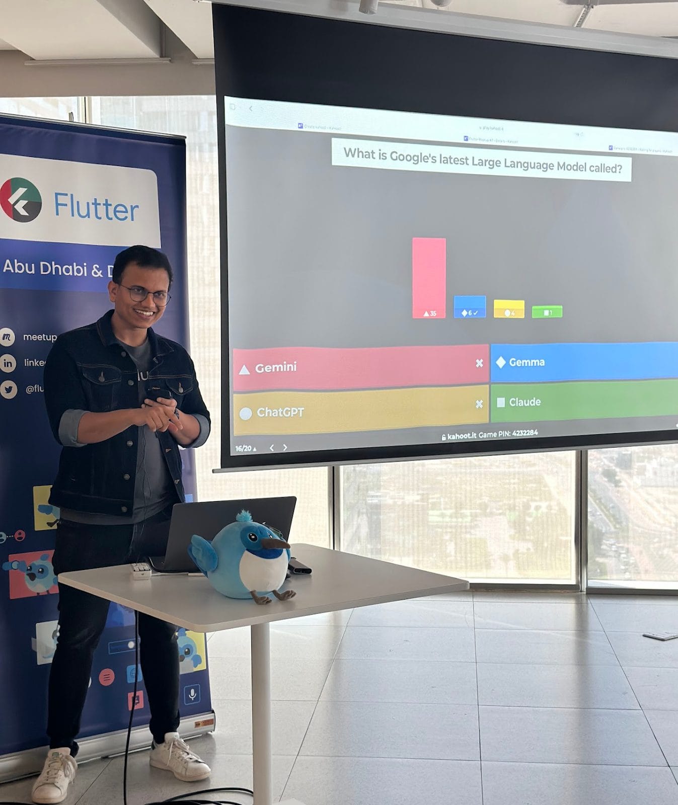 صورة لأحد مطوري Flutter في مكتب Deriv بدبي.