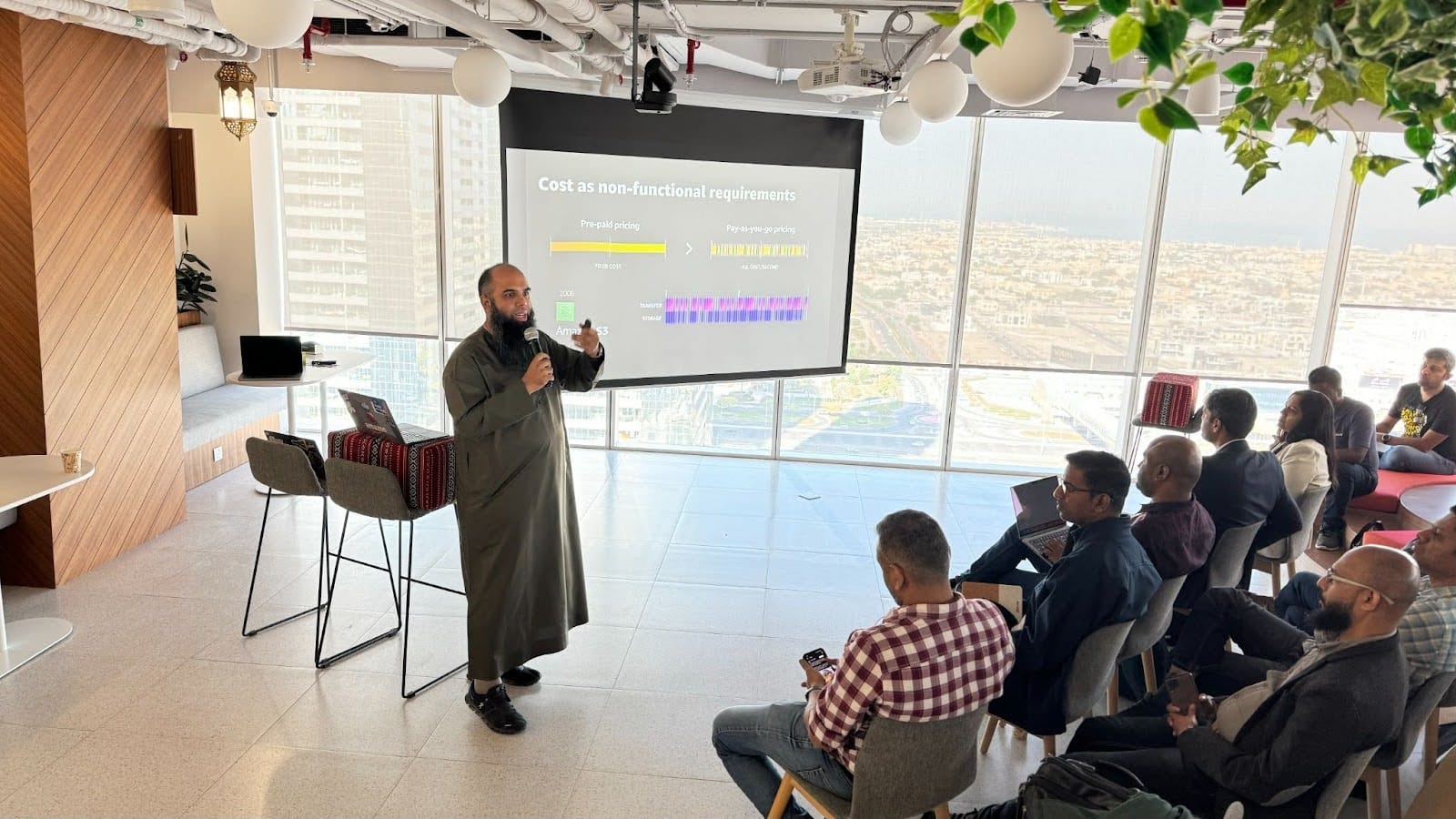 خبير سحابة AWS يتحدث إلى موظفي Deriv