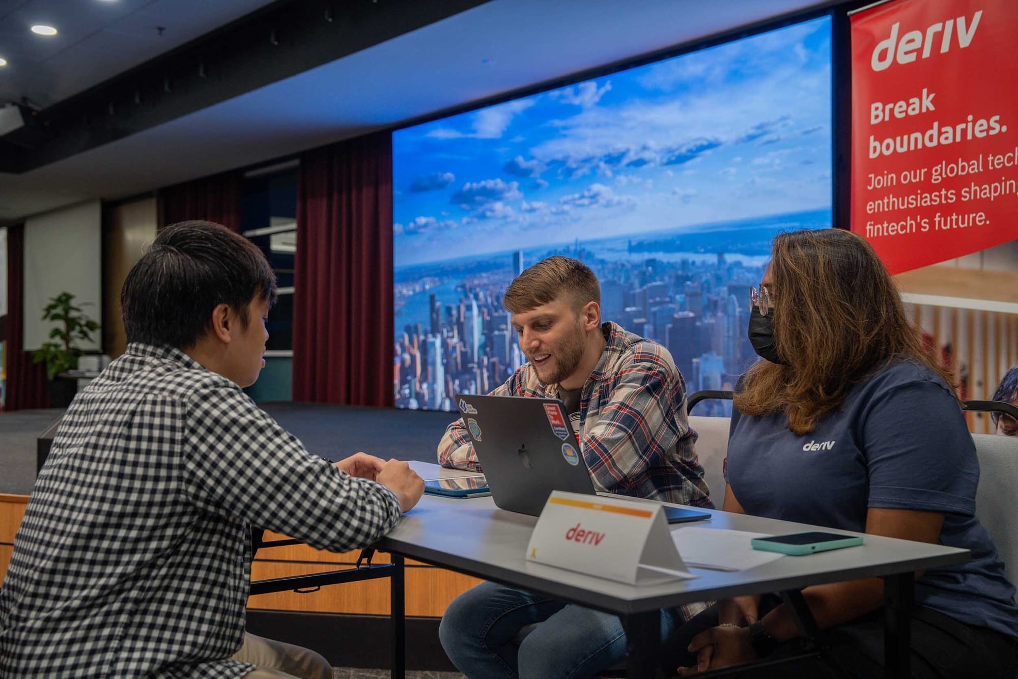 مشارك في HackerX يتواصل مع متخصصي التقنية والتوظيف في Deriv HQ، ماليزيا