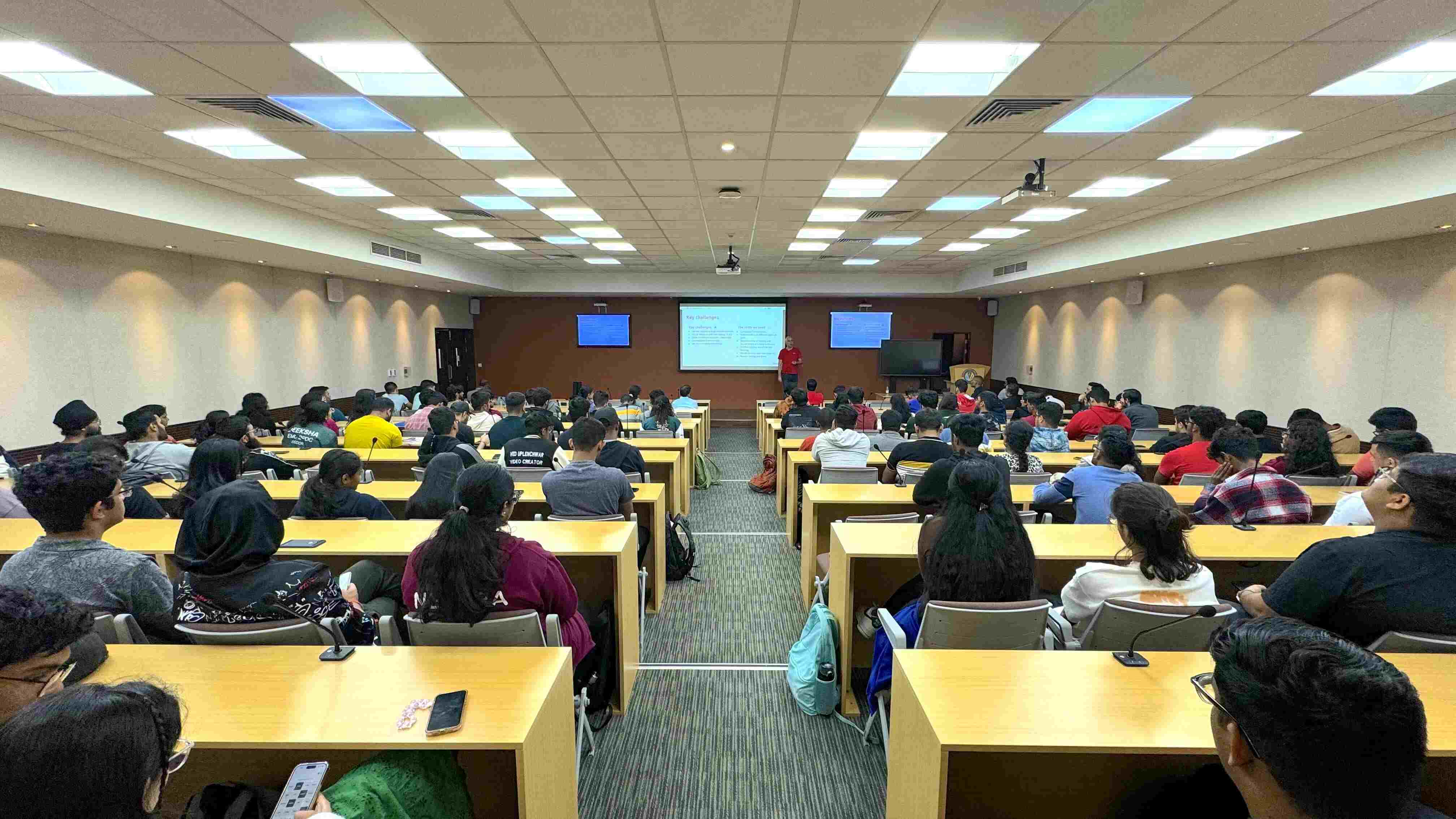 طالب من BITS Pilani دبي يحضر الحديث الذي قدمته Deriv