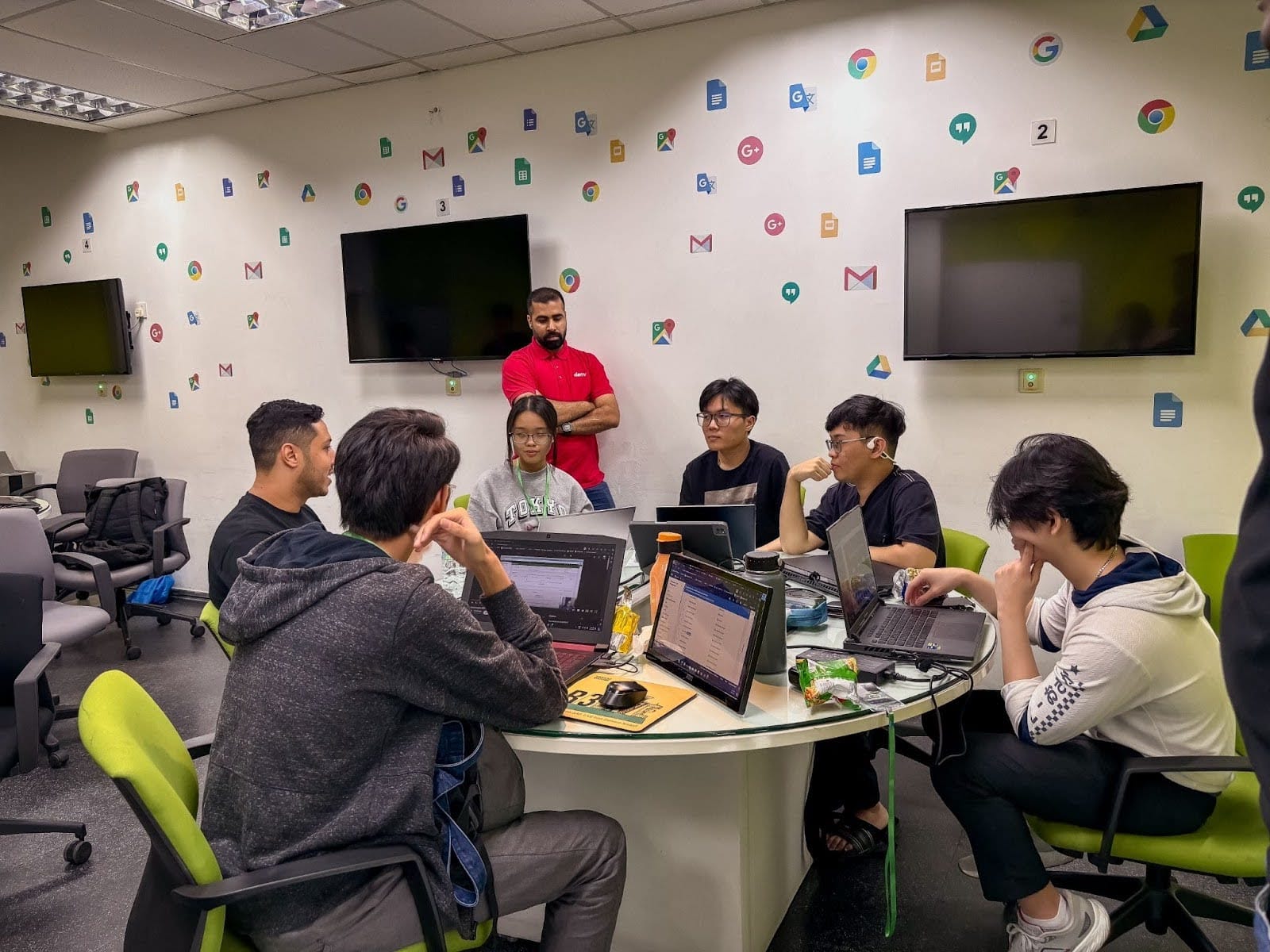 يوسف مراد من Deriv يشرف على المجموعة التي يقوم بإرشادها أثناء مناقشتهم لمشروعهم