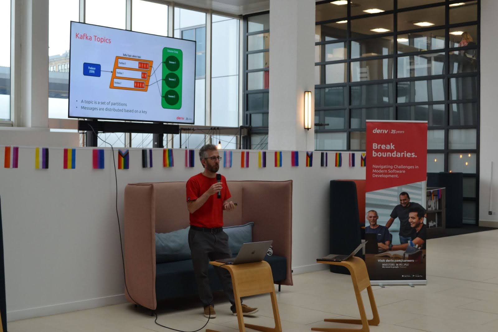 تريستام فنتون-ماي يناقش موضوع Kafka في لقاء تقني بالمملكة المتحدة.