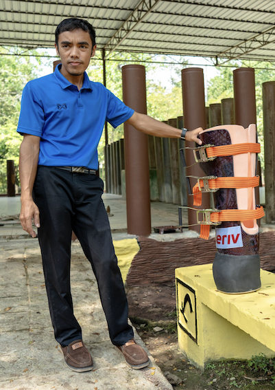 أخصائي الأطراف الصناعية التايلاندي الذي صمم الساق الصناعية للفيل