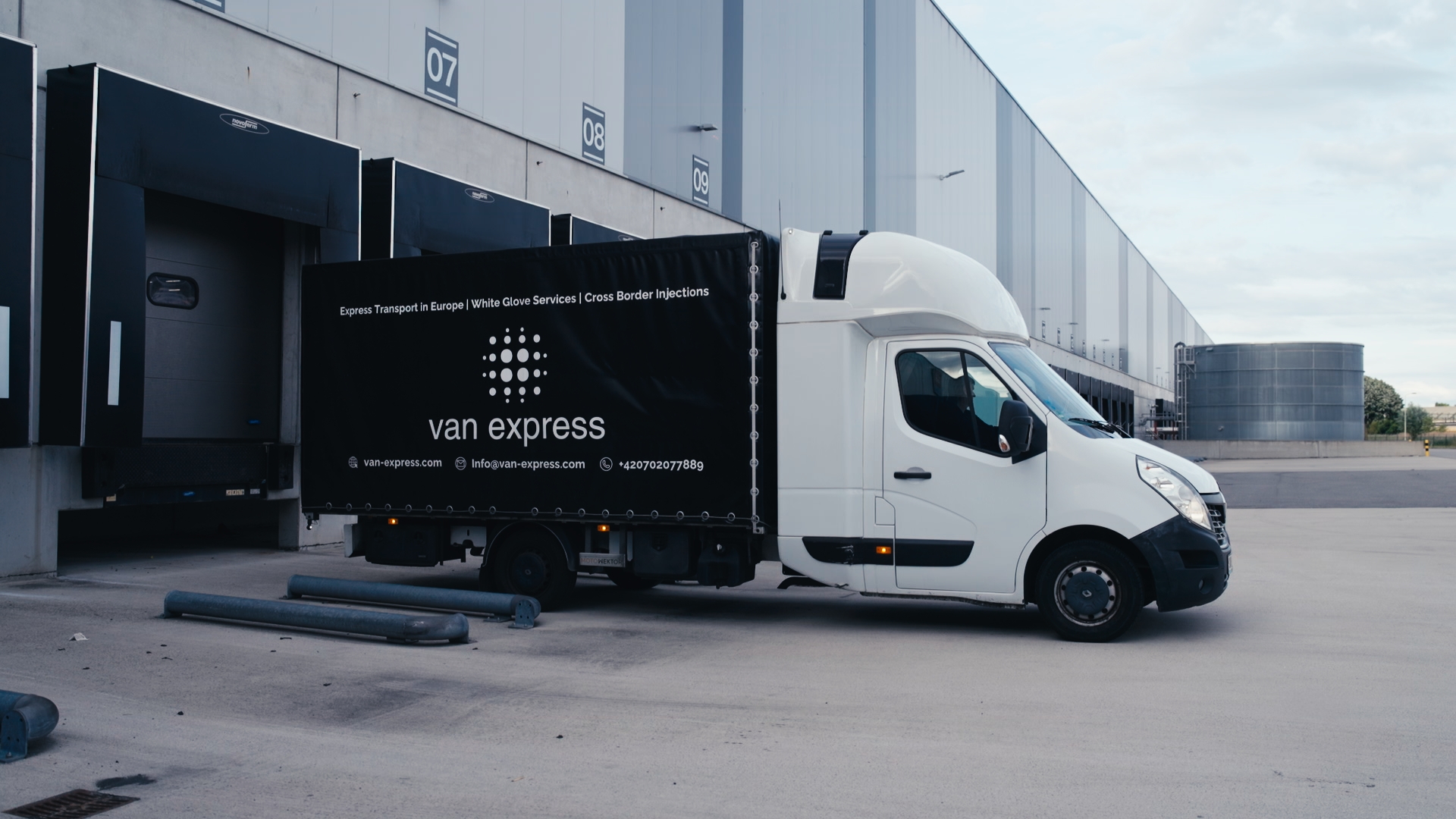 High-value deliveries gone wrong cost more than money. Learn how white glove shipping prevents damage, delays, and customer complaints. 