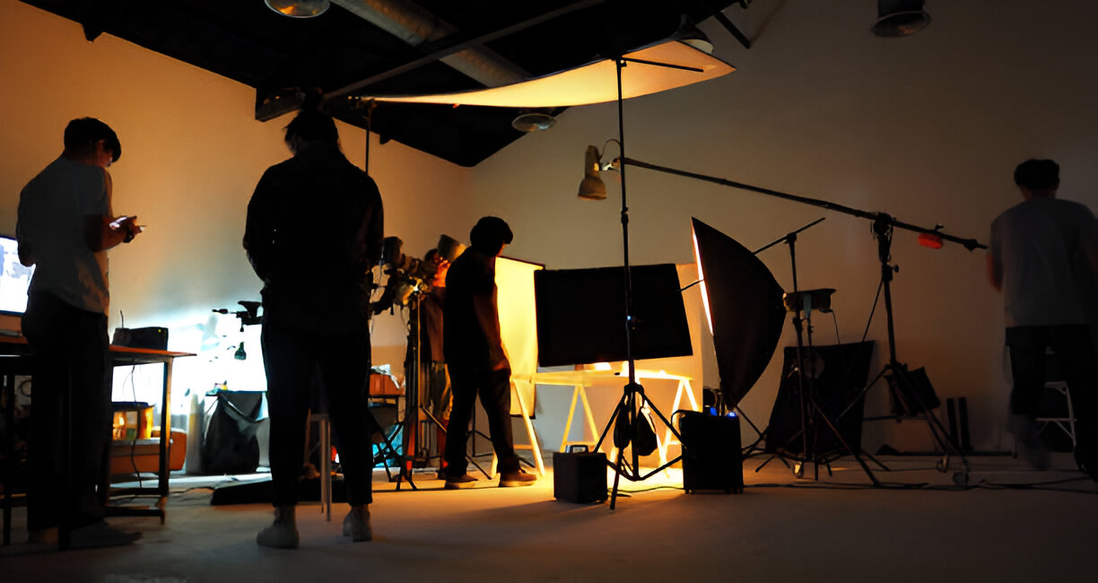 A leading European film production company faced the challenge of transporting a complex custom-made movie set from the model maker in Berlin, Germany, directly to the movie studio in Milan, Italy.