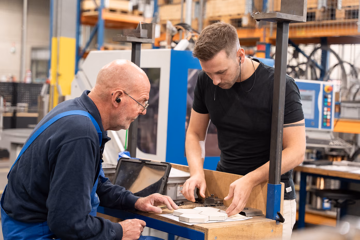 Engineer controleert passing van transportbandschakels