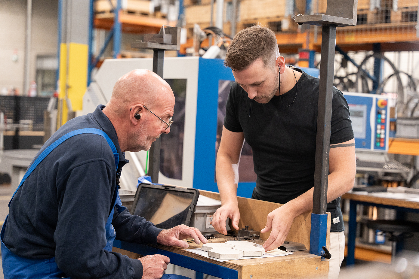 Engineer controleert passing van transportbandschakels
