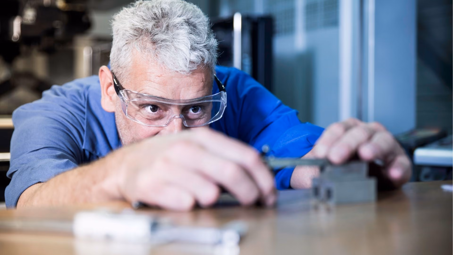 Precisieproductie van maatwerkveren in moderne fabriek