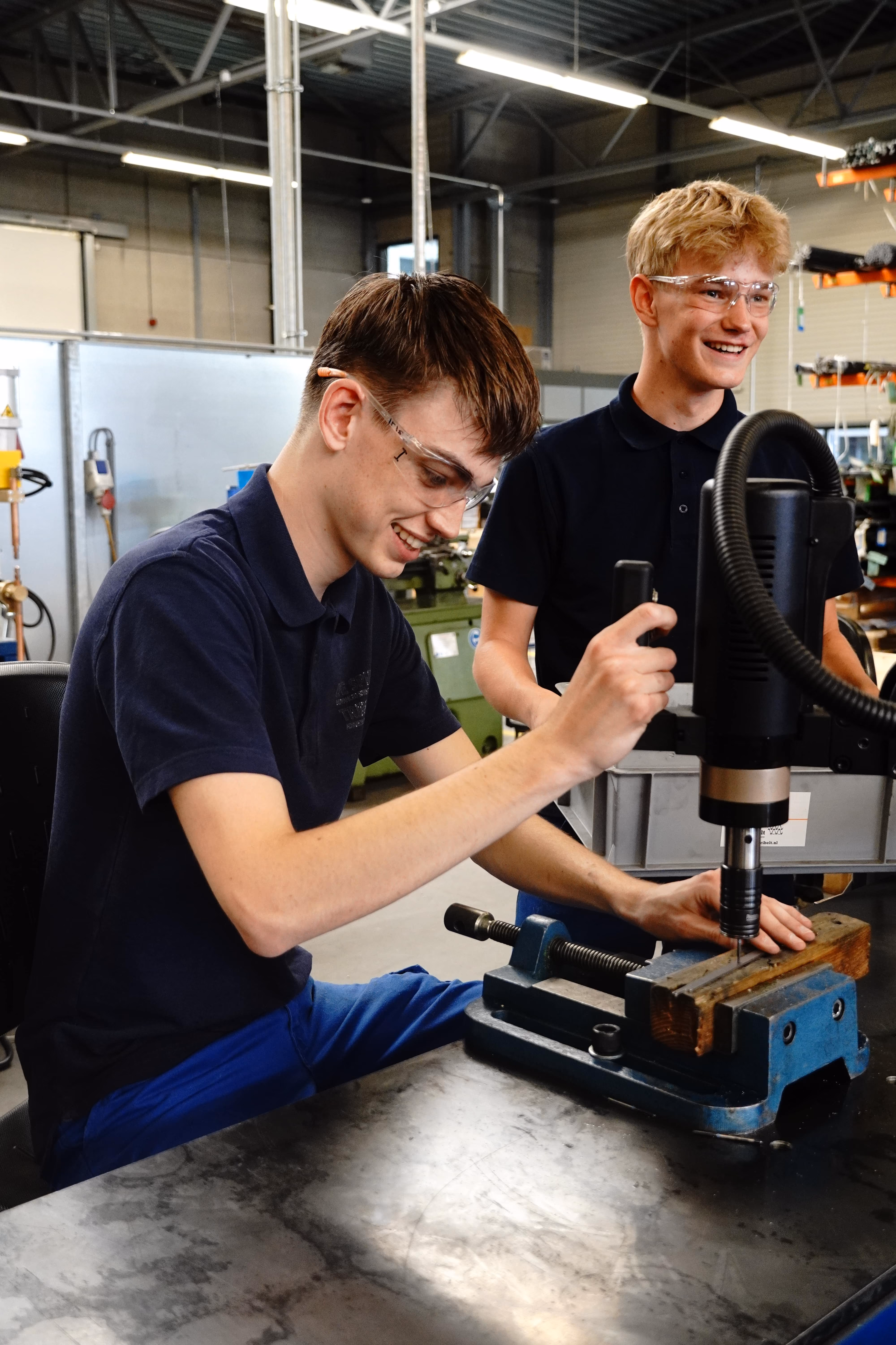 Medewerkers tijdens interne scholing in technische ruimte