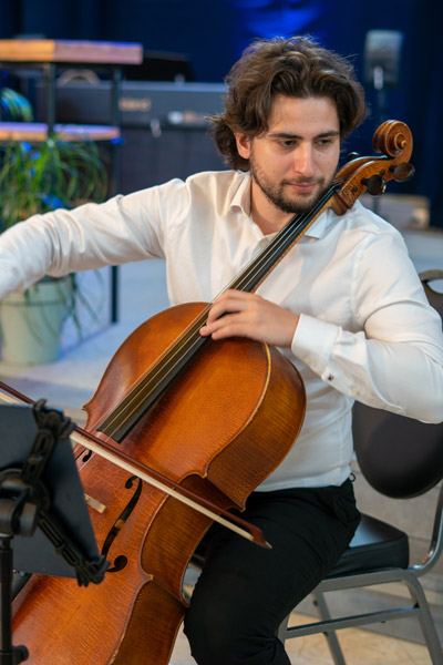 Een jonge cellist verzorgt een muzikaal intermezzo tijdens de academische viering van het 75-jarig bestaan van Ons Kinderhuis.