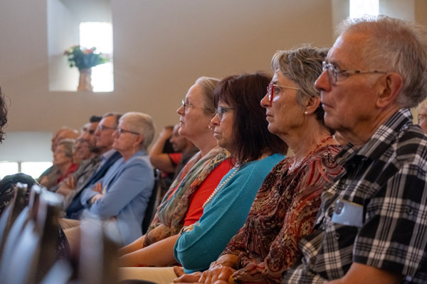Toeschouwers luisteren aandachtig naar de sprekers tijdens het academisch evenement ter ere van 75 jaar Ons Kinderhuis.