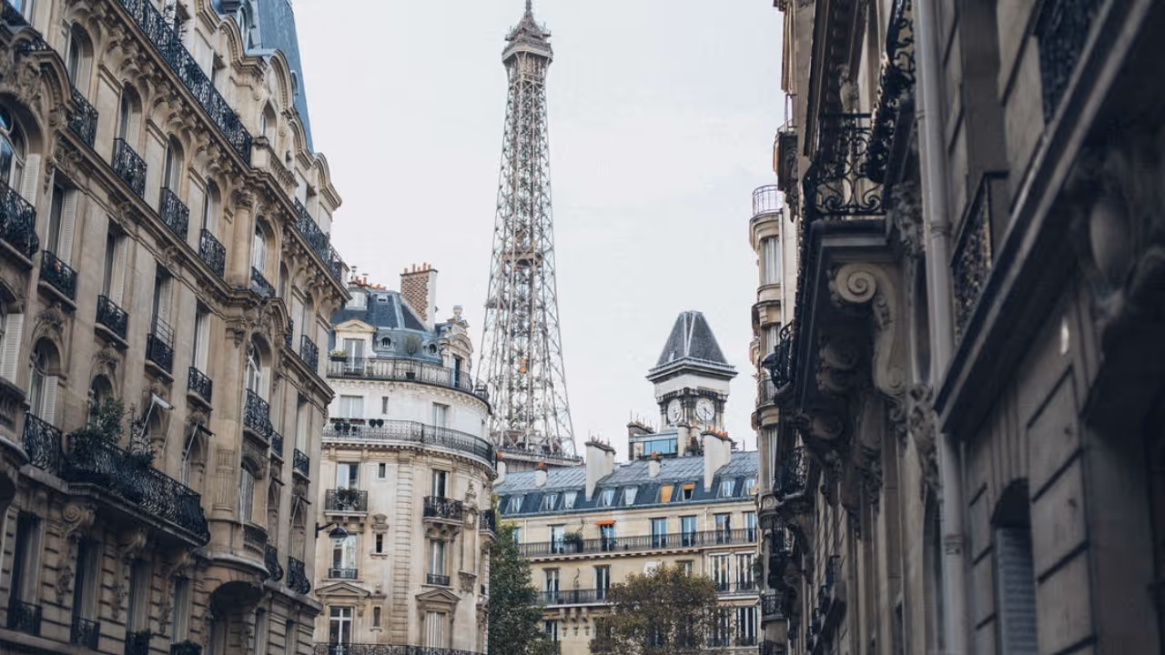 Investir à Paris en tant qu'expatrié, des immeubles haussmanien avec vue tour eiffel