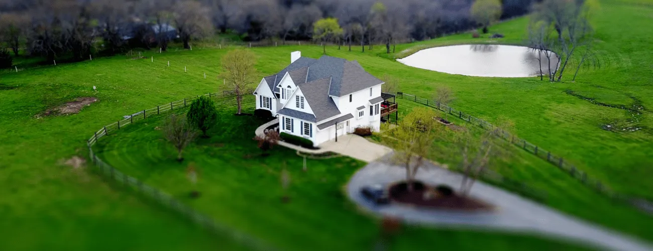 une maison à la campagne, de la verdure à perte de vue, maison secondaire isolée