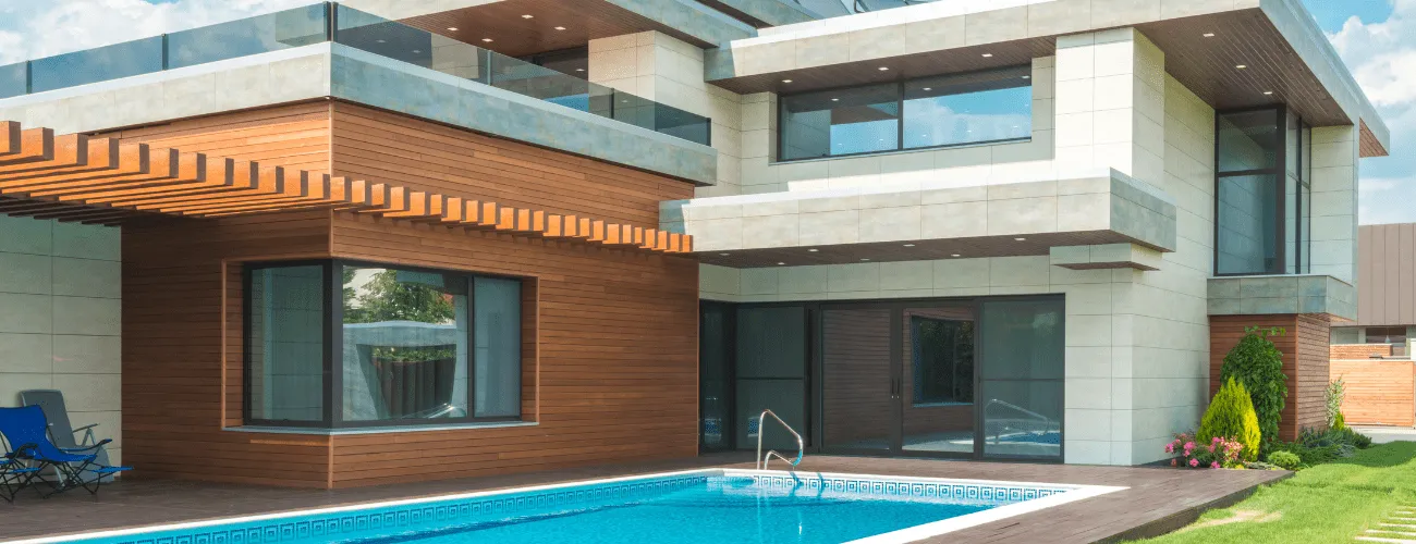 jolie maison avec une grande piscine