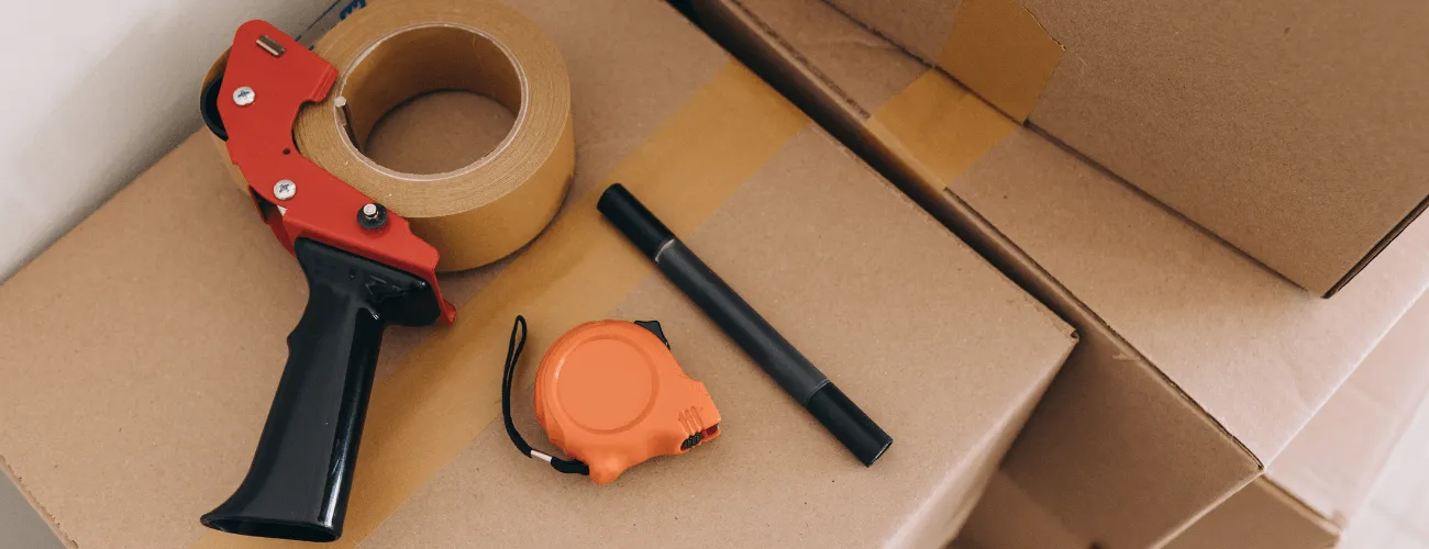 Relocation agencies, help with the removal of employees, cardboard boxes and Scotch tape are in the photo