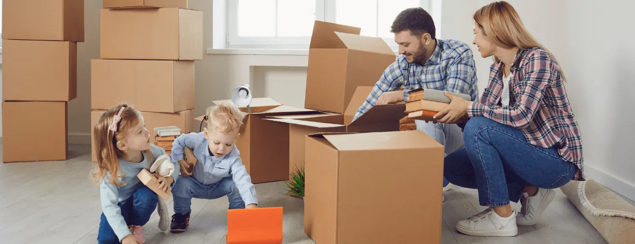 une famille qui fait des cartons pour son déménagement