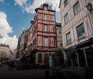 Delcamp a acheté un charmant studio pour y vivre ici le salon