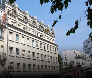 Delcamp bought a charming studio to live here: the living room.