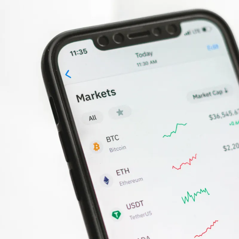 application téléphone qui montre l'évolution du cours de la cryptomonnaie