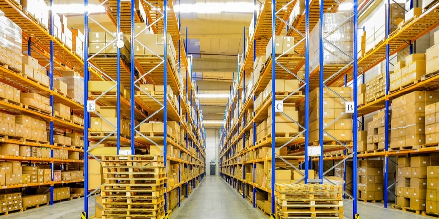 Entrepôt logistique pharmaceutique illustrant le fonctionnement d’une centrale d’achat pharmacie.