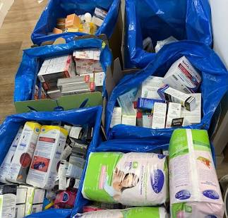 Don d'invendus parapharmaceutiques prêts pour les associations., généré par IA
