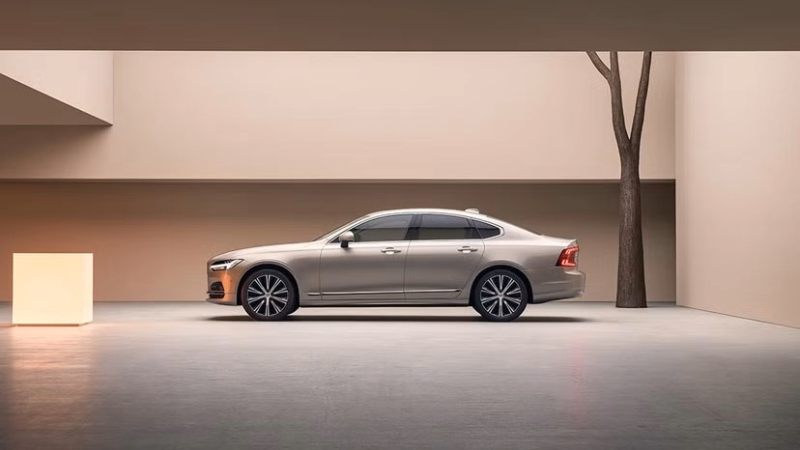 Side view of a Volvo S90