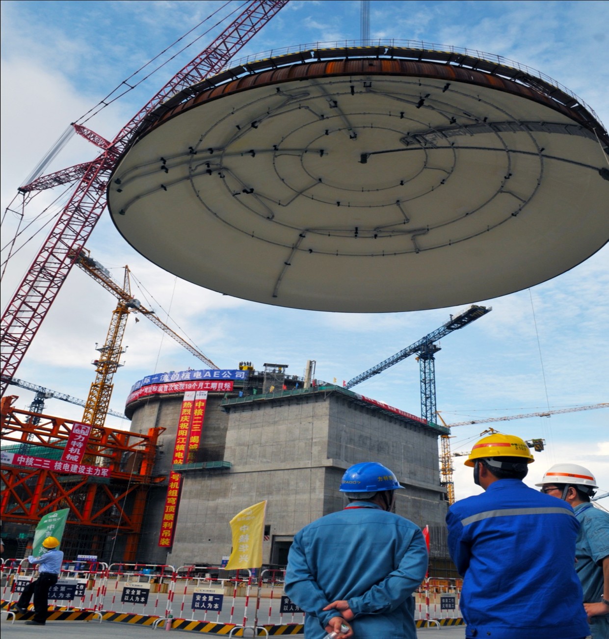 Construction site, setting up the dome