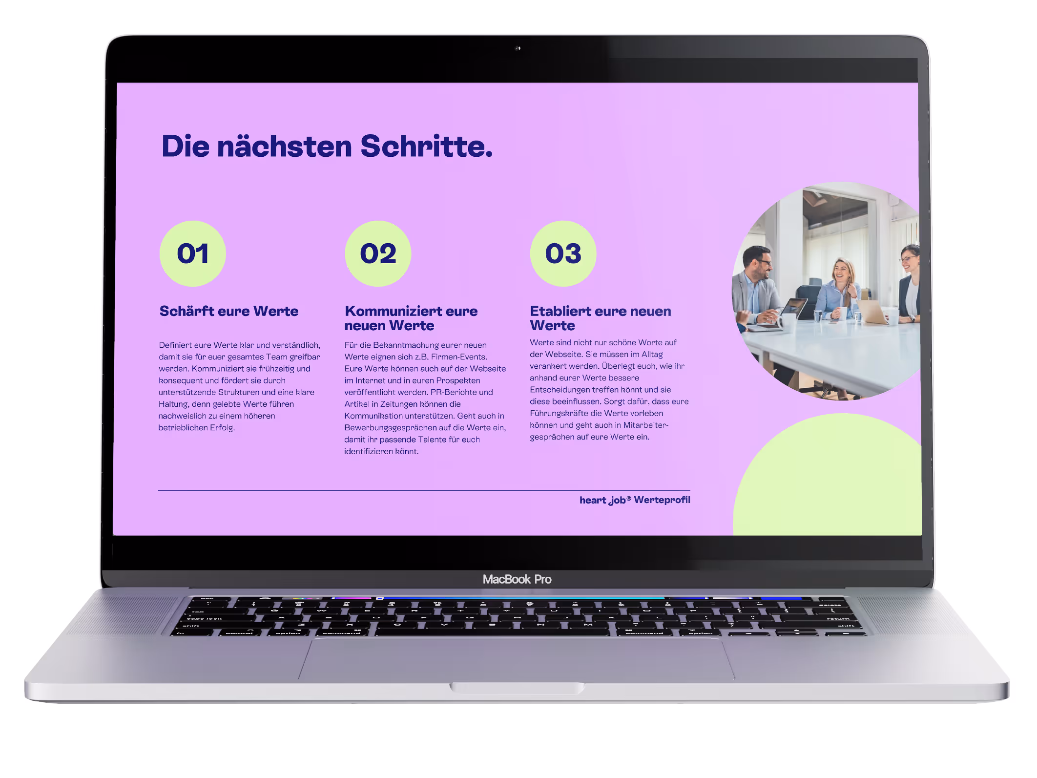 3D-Laptop-Mockup mit Ansicht einer Präsentationsfolie "Auswertung Kultur- und Werteanalyse" auf dunkelblauem Hintergrund.