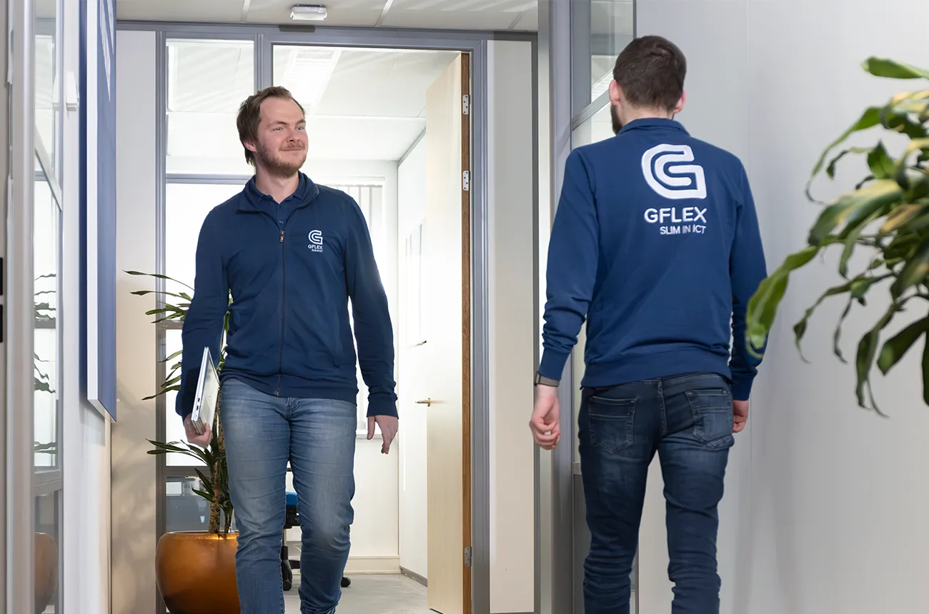 Twee medewerkers van Gflex paseren elkaar in de gang.