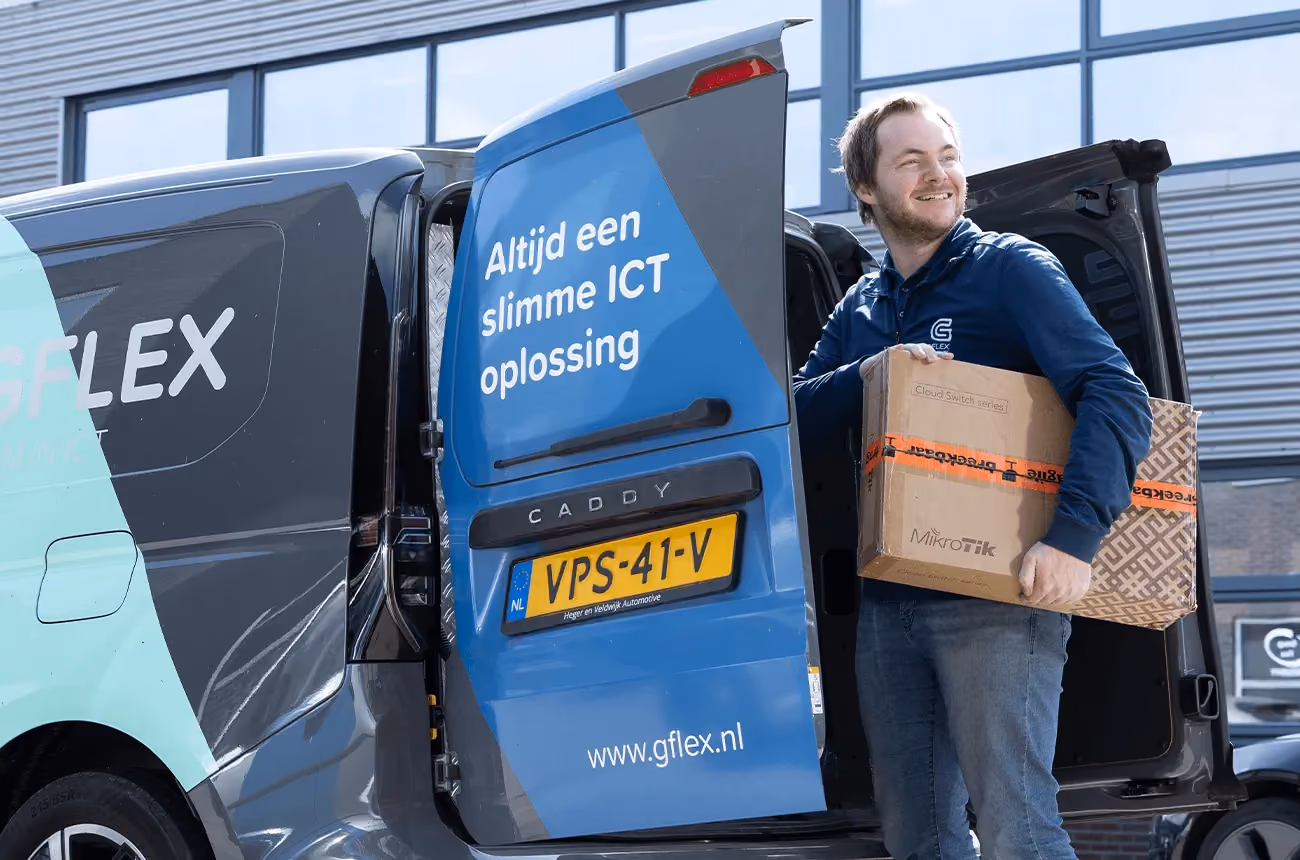 Gflex bedrijfswagen waar door een medewerker een doos wordt gehaald om af te leveren.