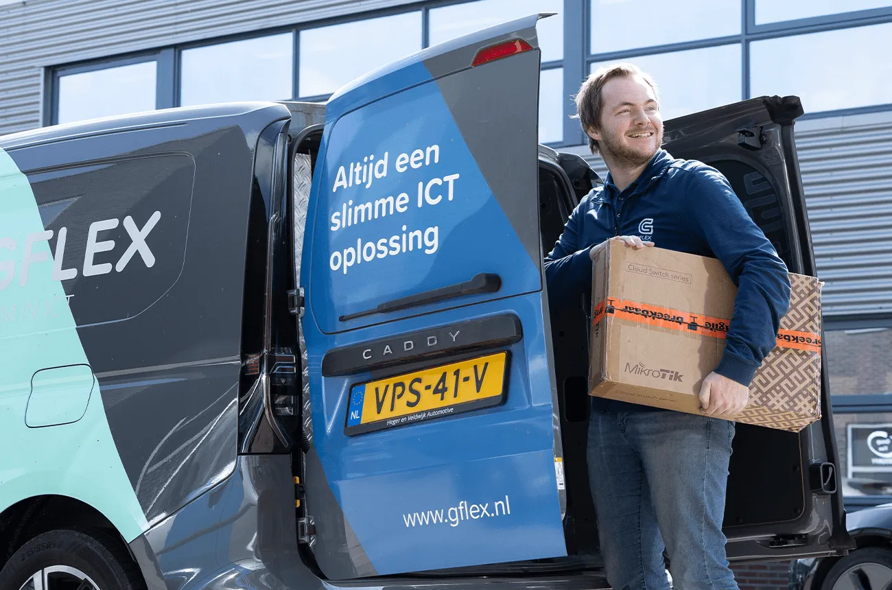 Gflex bedrijfswagen waar door een medewerker een doos wordt gehaald om af te leveren.